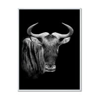 Designart 'црно -бел портрет на Wildebeest' Farmhouse Rramed Canvas Wall Art Print